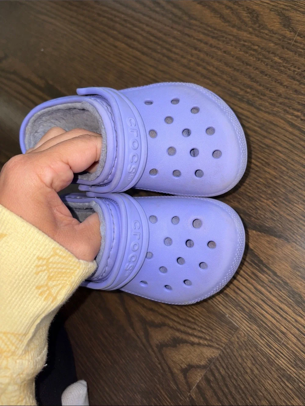 CROCS Kids Lavender Faux-Fur Lined Clogs. C8